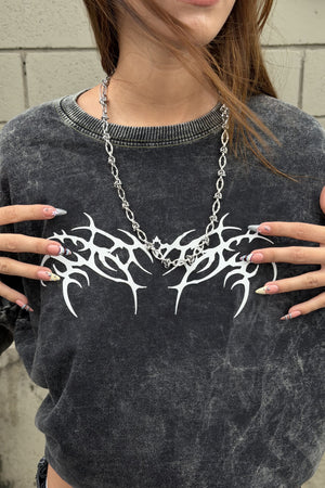 Camiseta Demon CHILL washed oversize gris — algodón peinado con estampado tribal en serigrafía alto relieve, streetwear gótico hecho en Colombia
