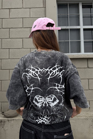 Camiseta Demon CHILL washed oversize gris — algodón peinado con estampado tribal en serigrafía alto relieve, streetwear gótico hecho en Colombia