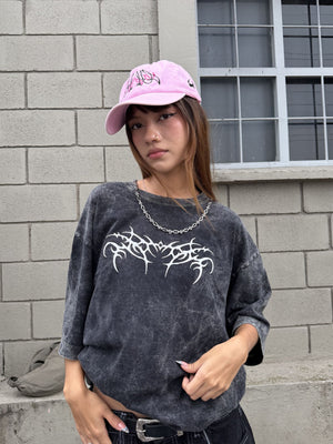 Camiseta Demon CHILL washed oversize gris — algodón peinado con estampado tribal en serigrafía alto relieve, streetwear gótico hecho en Colombia
