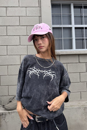 Camiseta Demon CHILL washed oversize gris — algodón peinado con estampado tribal en serigrafía alto relieve, streetwear gótico hecho en Colombia
