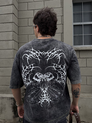 Camiseta Demon CHILL washed oversize gris — algodón peinado con estampado tribal en serigrafía alto relieve, streetwear gótico hecho en Colombia
