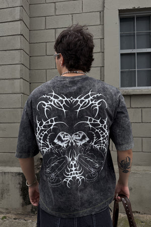 Camiseta Demon CHILL washed oversize gris — algodón peinado con estampado tribal en serigrafía alto relieve, streetwear gótico hecho en Colombia