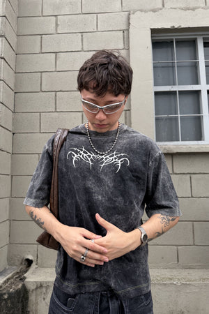 Camiseta Demon CHILL washed oversize gris — algodón peinado con estampado tribal en serigrafía alto relieve, streetwear gótico hecho en Colombia