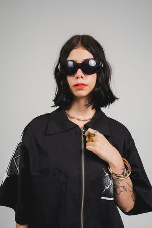 Camisa con cierre Omakase CHILL boxy fit negra — estampado urbano con kanjis japoneses y gráfico metálico en serigrafía, streetwear hecho en Colombia