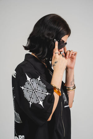 Camisa con cierre Omakase CHILL boxy fit negra — estampado urbano con kanjis japoneses y gráfico metálico en serigrafía, streetwear hecho en Colombia