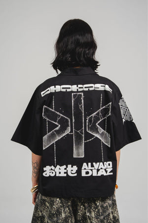 Camisa con cierre Omakase CHILL boxy fit negra — estampado urbano con kanjis japoneses y gráfico metálico en serigrafía, streetwear hecho en Colombia