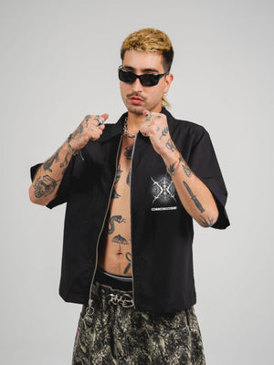 Camisa con cierre Omakase CHILL boxy fit negra — estampado urbano con kanjis japoneses y gráfico metálico en serigrafía, streetwear hecho en Colombia