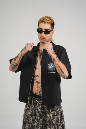 Camisa con cierre Omakase CHILL boxy fit negra — estampado urbano con kanjis japoneses y gráfico metálico en serigrafía, streetwear hecho en Colombia