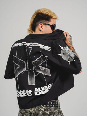 Camisa con cierre Omakase CHILL boxy fit negra — estampado urbano con kanjis japoneses y gráfico metálico en serigrafía, streetwear hecho en Colombia
