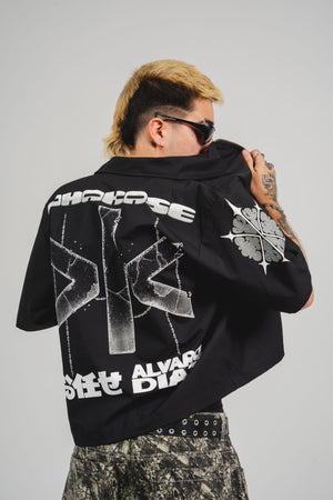 Camisa con cierre Omakase CHILL boxy fit negra — estampado urbano con kanjis japoneses y gráfico metálico en serigrafía, streetwear hecho en Colombia