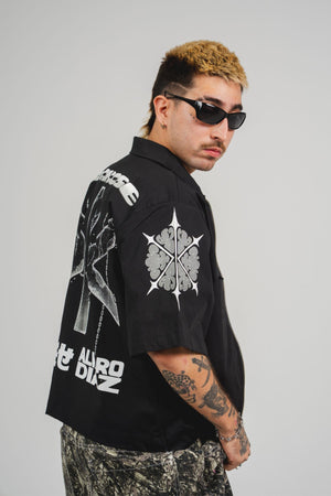 Camisa con cierre Omakase CHILL boxy fit negra — estampado urbano con kanjis japoneses y gráfico metálico en serigrafía, streetwear hecho en Colombia