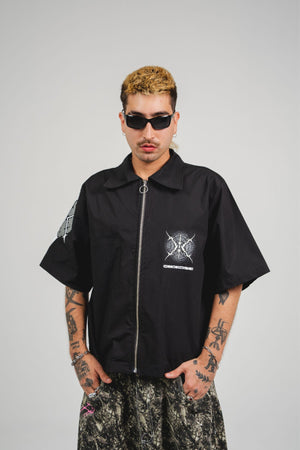 Camisa con cierre Omakase CHILL boxy fit negra — estampado urbano con kanjis japoneses y gráfico metálico en serigrafía, streetwear hecho en Colombia