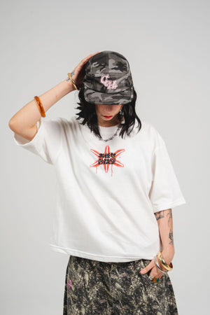 Camiseta Omakase CHILL oversize ivory — algodón peruano 250gr con estampado pulpo y kanjis japoneses en serigrafía rojo y negro, streetwear hecho en Colombia