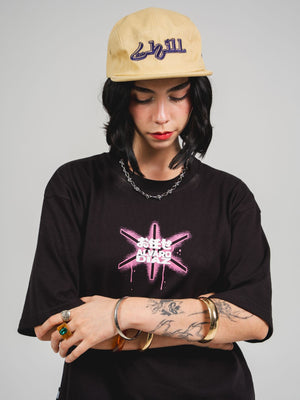 Camiseta Omakase CHILL oversize ivory — algodón peruano 250gr con estampado pulpo y kanjis japoneses en serigrafía rojo y negro, streetwear hecho en Colombia