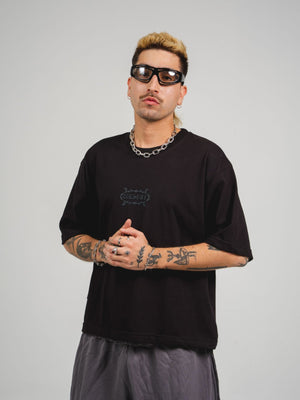 Camiseta Chill core oversized fit negra — algodón peruano 200gr con logo en relieve serigrafía tono sobre tono, streetwear minimalista hecho en Colombia