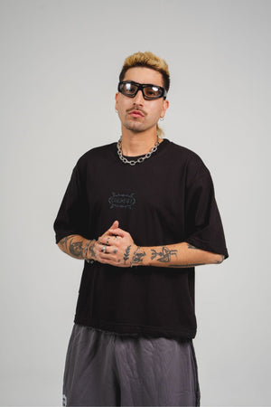 Camiseta Chill core oversized fit negra — algodón peruano 200gr con logo en relieve serigrafía tono sobre tono, streetwear minimalista hecho en Colombia