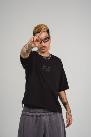 Camiseta Chill core oversized fit negra — algodón peruano 200gr con logo en relieve serigrafía tono sobre tono, streetwear minimalista hecho en Colombia
