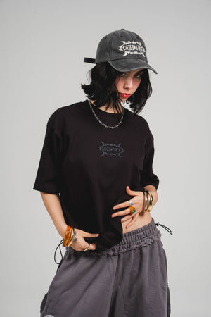 Camiseta Chill core oversized fit negra — algodón peruano 200gr con logo en relieve serigrafía tono sobre tono, streetwear minimalista hecho en Colombia