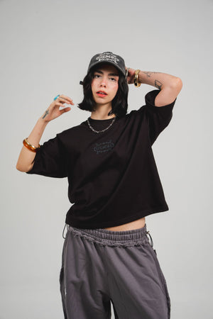 Camiseta Chill core oversized fit negra — algodón peruano 200gr con logo en relieve serigrafía tono sobre tono, streetwear minimalista hecho en Colombia