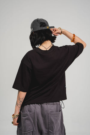Camiseta Chill core oversized fit negra — algodón peruano 200gr con logo en relieve serigrafía tono sobre tono, streetwear minimalista hecho en Colombia