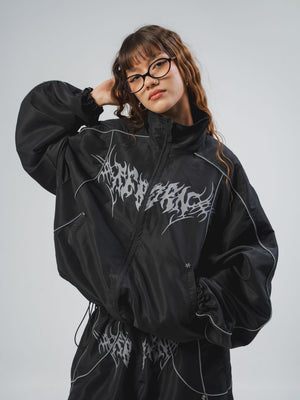 Chaqueta Reborn CHILL negra boxy fit — antifluido con detalles reflectivos y estampado tribal serigrafía, streetwear hecho en Colombia