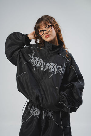 Chaqueta Reborn CHILL negra boxy fit — antifluido con detalles reflectivos y estampado tribal serigrafía, streetwear hecho en Colombia