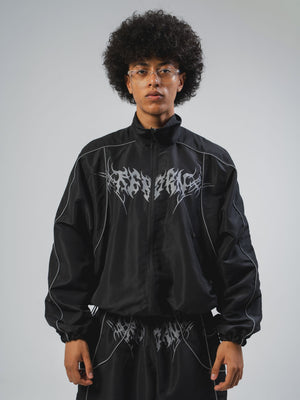 Chaqueta Reborn CHILL negra boxy fit — antifluido con detalles reflectivos y estampado tribal serigrafía, streetwear hecho en Colombia