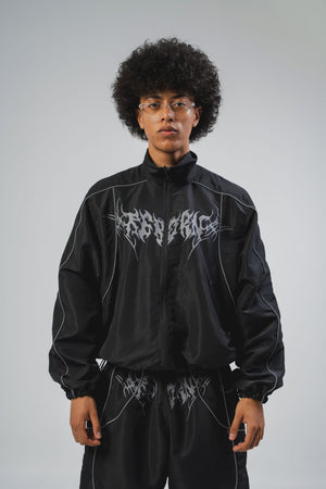 Chaqueta Reborn CHILL negra boxy fit — antifluido con detalles reflectivos y estampado tribal serigrafía, streetwear hecho en Colombia