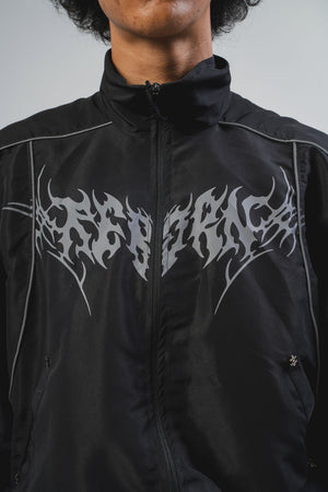 Chaqueta Reborn CHILL negra boxy fit — antifluido con detalles reflectivos y estampado tribal serigrafía, streetwear hecho en Colombia