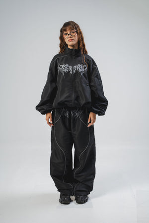 Chaqueta Reborn CHILL negra boxy fit — antifluido con detalles reflectivos y estampado tribal serigrafía, streetwear hecho en Colombia