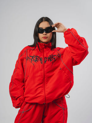 Chaqueta Reborn CHILL roja boxy fit — antifluido con detalles reflectivos y estampado tribal serigrafía, streetwear hecho en Colombia