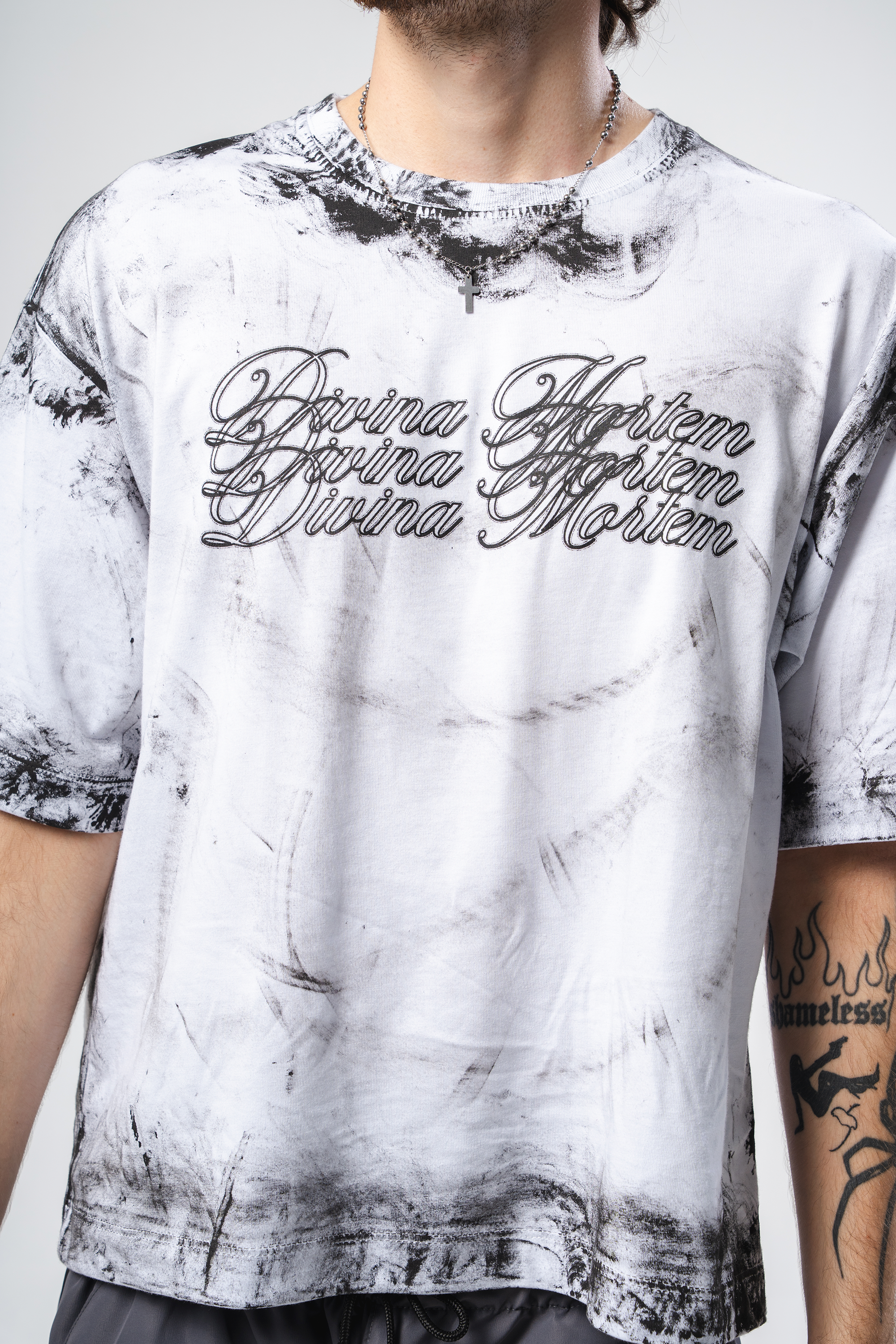 Camiseta Distressed Divina Mortem
