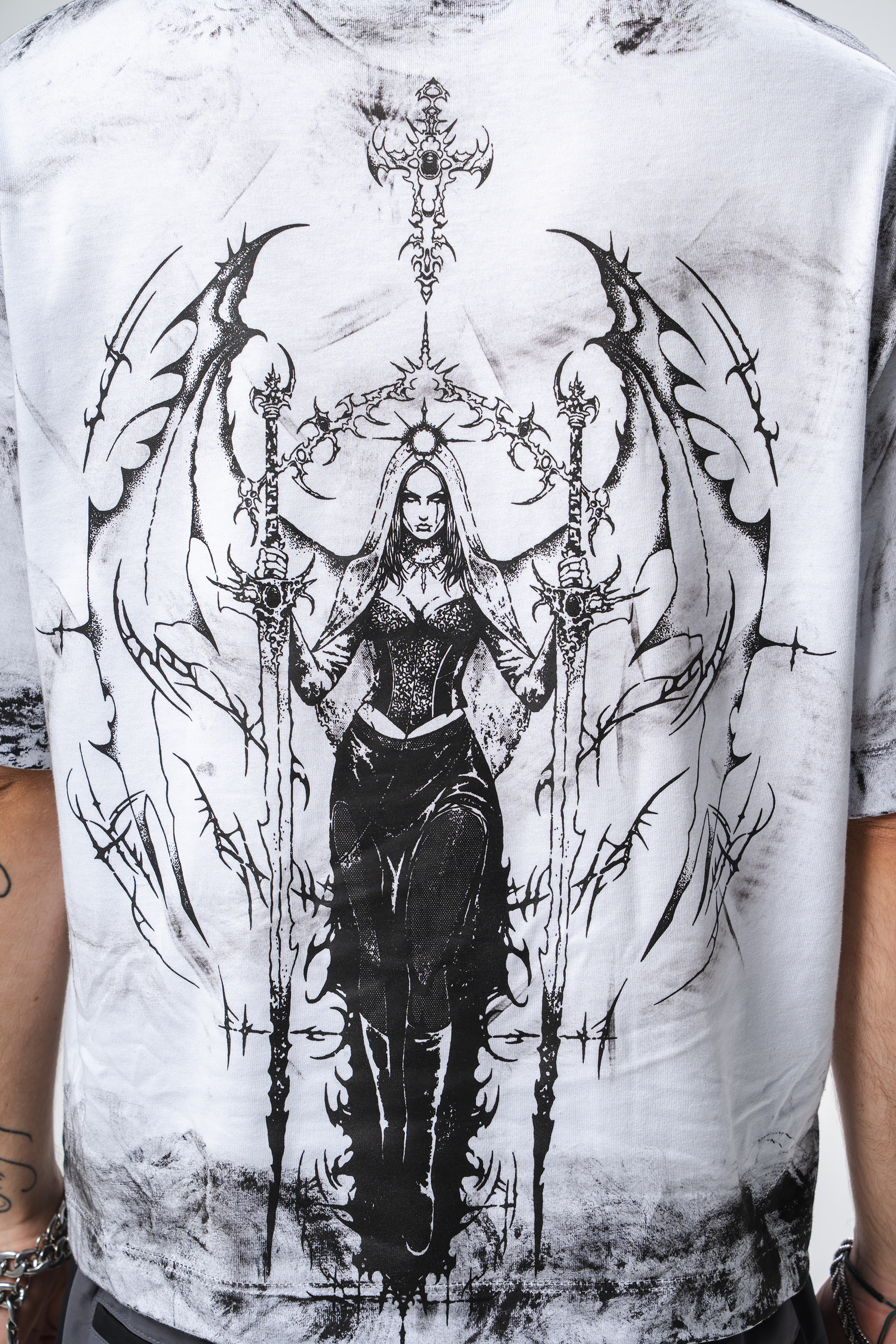 Camiseta Distressed Divina Mortem