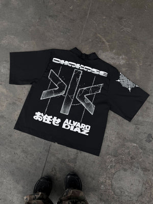 Camisa con cierre Omakase CHILL boxy fit negra — estampado urbano con kanjis japoneses y gráfico metálico en serigrafía, streetwear hecho en Colombia
