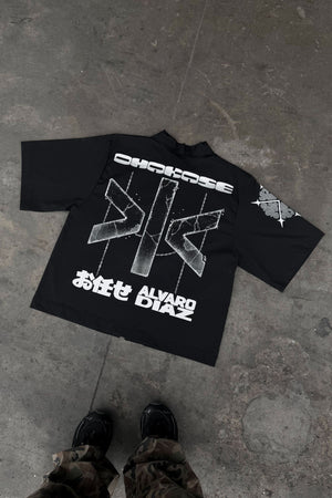 Camisa con cierre Omakase CHILL boxy fit negra — estampado urbano con kanjis japoneses y gráfico metálico en serigrafía, streetwear hecho en Colombia