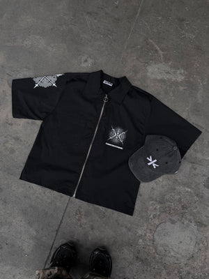 Camisa con cierre Omakase CHILL boxy fit negra — estampado urbano con kanjis japoneses y gráfico metálico en serigrafía, streetwear hecho en Colombia