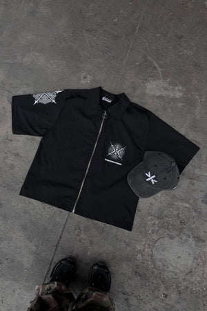 Camisa con cierre Omakase CHILL boxy fit negra — estampado urbano con kanjis japoneses y gráfico metálico en serigrafía, streetwear hecho en Colombia