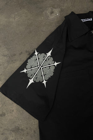 Camisa con cierre Omakase CHILL boxy fit negra — estampado urbano con kanjis japoneses y gráfico metálico en serigrafía, streetwear hecho en Colombia
