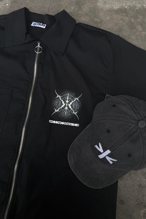 Camisa con cierre Omakase CHILL boxy fit negra — estampado urbano con kanjis japoneses y gráfico metálico en serigrafía, streetwear hecho en Colombia