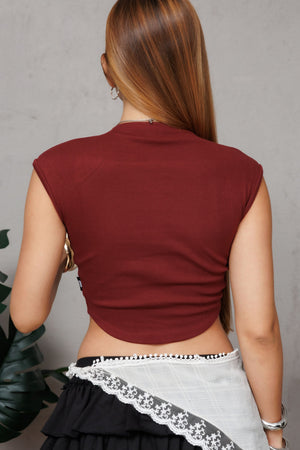 Top fitted Faith CHILL vinotinto cuello tortuga — algodón spandex sin mangas con lettering Chill y cruz gótica en serigrafía blanca, top femenino streetwear hecho en Colombia