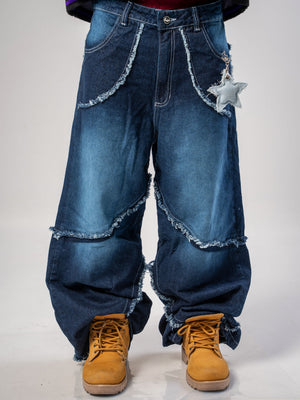 Jeans baggy CHILL azul washed — denim con bordes deshilachados curvos y bordado tribal, streetwear hecho en Colombia