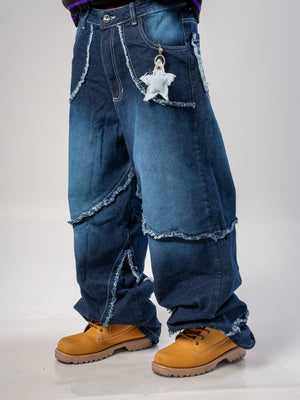 Jeans baggy CHILL azul washed — denim con bordes deshilachados curvos y bordado tribal, streetwear hecho en Colombia