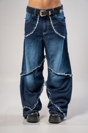 Jeans baggy CHILL azul washed — denim con bordes deshilachados curvos y bordado tribal, streetwear hecho en Colombia