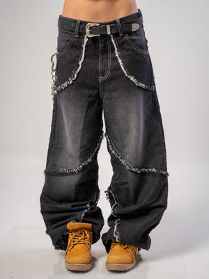 Jeans baggy CHILL negro washed — denim con bordes deshilachados curvos y bordado tribal, streetwear hecho en Colombia