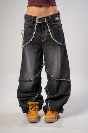 Jeans baggy CHILL negro washed — denim con bordes deshilachados curvos y bordado tribal, streetwear hecho en Colombia