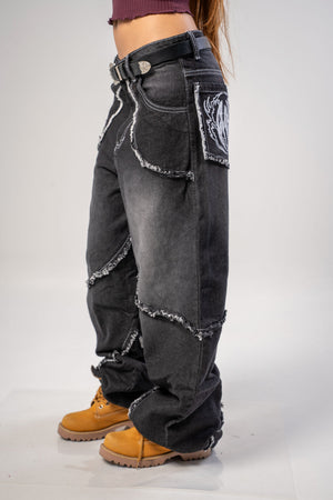 Jeans baggy CHILL negro washed — denim con bordes deshilachados curvos y bordado tribal, streetwear hecho en Colombia