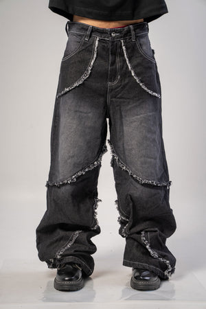 Jeans baggy CHILL negro washed — denim con bordes deshilachados curvos y bordado tribal, streetwear hecho en Colombia