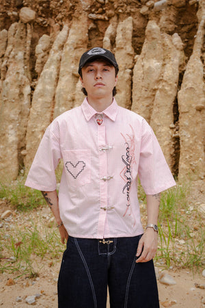 Camisa Frog Closures CHILL boxy fit rosa cuadros — estampado tribal pixel art y cierres tipo alamar, streetwear hecho en Colombia