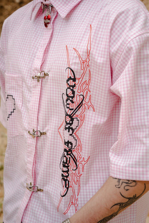 Camisa Frog Closures CHILL boxy fit rosa cuadros — estampado tribal pixel art y cierres tipo alamar, streetwear hecho en Colombia