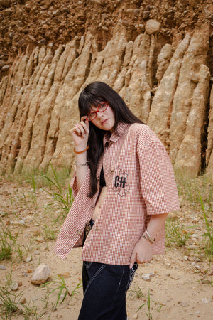 Camisa con alamares Vow of Flame CHILL boxy fit café Terracota — parches de cruces góticas en gingham, streetwear hecho en Colombia